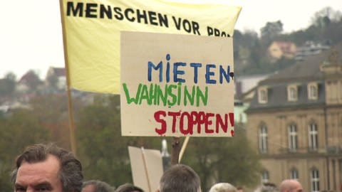 Schilder bei Protesten gegen Wohnungsmangel (Foto: SWR)