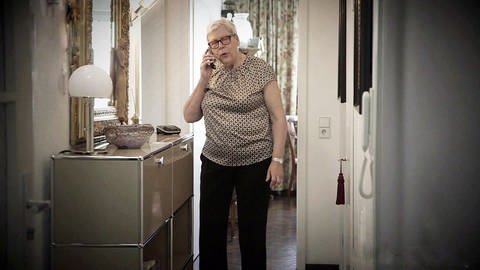 Seniorin beim telefonieren (Foto: SWR)