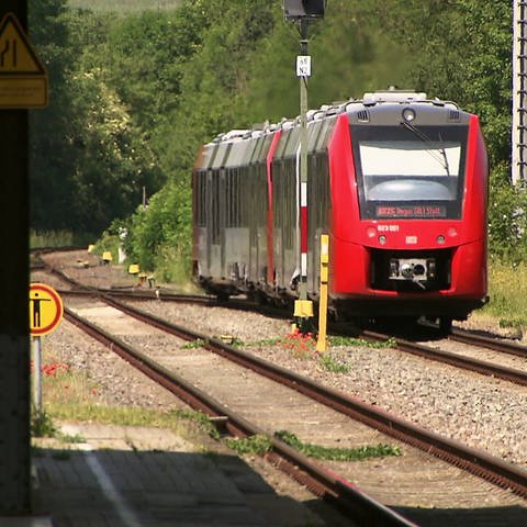 Regionalbahn fährt auf Bahnstrecke