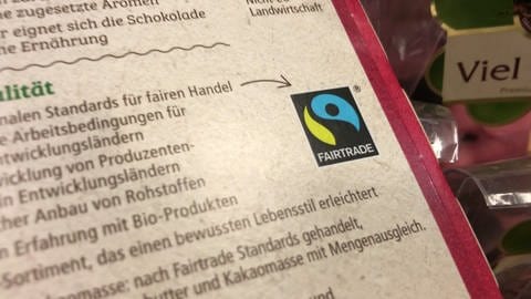 Ein Fairtrade-Siegel auf der Schokoladenpackung verspricht bessere Arbeits- und Einkommensbedingungen. (Foto: SWR)