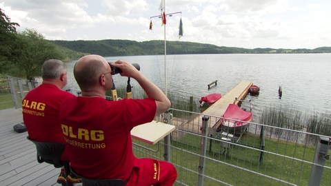 Bietet Sicherheit: Die DLRG hat ein Auge auf das Geschehen im Wasser (Foto: SWR)