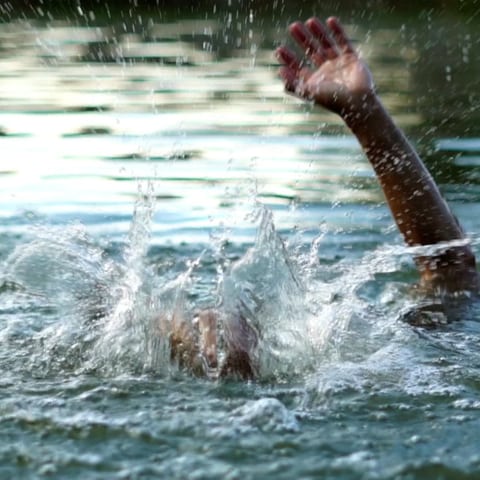 Ein Grund für schwere Badeunfälle: Kinder können nicht gut genug schwimmen. 