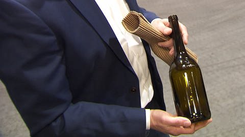 Eine Halbliterflasche aus Glas, wie sie auch für Bier verwendet wird: So könnte auch die Weinbranche vom bestehenden Pfandsystem profitieren.