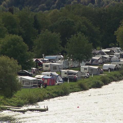 Rheinland-Pfalz hat in Sachen Camping einiges zu bieten. Gerade in der Moselregion liegen viele Stellplätze direkt am Wasser. 