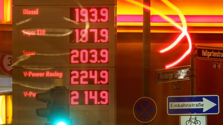 Rund um die Marke von zwei Euro pro Liter bewegen sich die Preise für verschiedene Benzin- und Dieselsorten an einer Tankstelle am frühen Morgen.