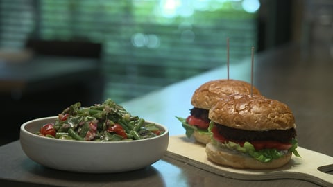 Burger mit Bohnenpatty und Bohnensalat (Foto: SWR)