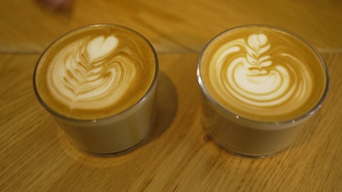 Ein Cappuccino enthält Hafermilch und der andere Kuhmilch