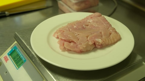 Auf einer Waage liegt auf einem Teller Hähnchenfleisch aus einer Packung (Foto: SWR)
