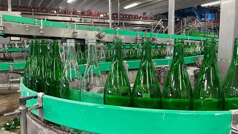Mehrwegflaschen aus Glas können bis zu 50-mal wieder befüllt werden. (Foto: SWR)