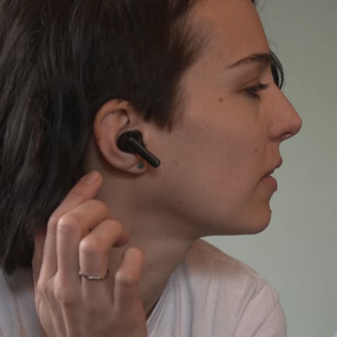 Frau mit In-Ear-Kopfhörern (Foto: SWR)