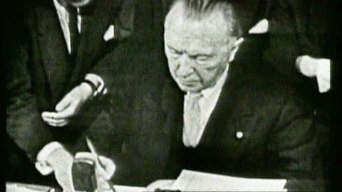 Bundeskanzler Konrad Adenauer unterzeichnet die Römischen Verträge zur Gründung der Europäischen Wirtschaftsgemeinschaft (Foto: SWR)