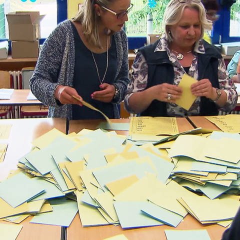Wahlhelferinnnen und -helfer beim Auszählen von Stimmzetteln. (Foto: SWR)