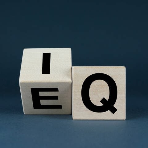 Würfel mit den Buchstaben I und Q
