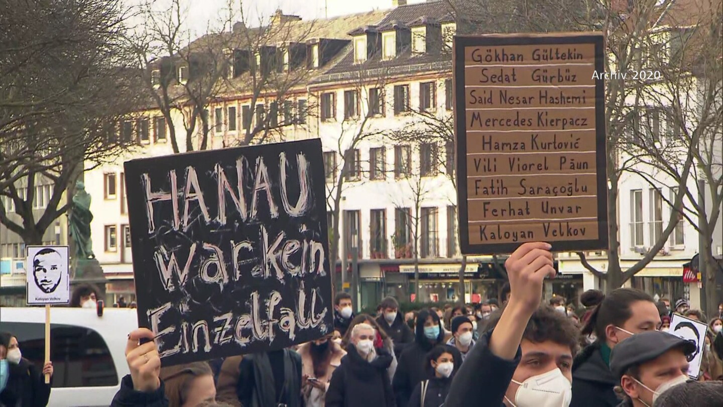Wenn aus Hass tödliche Gewalt wird: Menschen gedenken der Opfer von Hanau. (Foto: SWR)