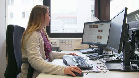 Jennifer Kaiser, Rechtsexpertin bei der Verbraucherzentrale Rheinland-Pfalz, sitz im Büro an ihrem Schreibtisch.