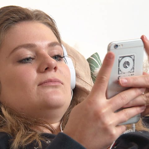 Junge Frau mit Kopfhörer und Handy