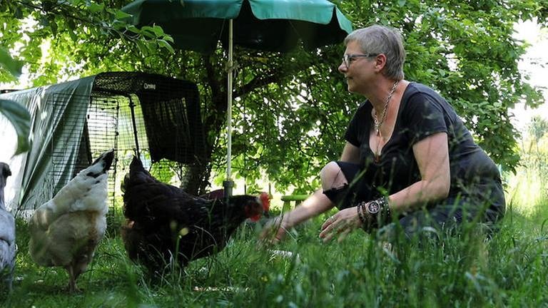 Frau füttert Hühner (Foto: SWR, SWR -)