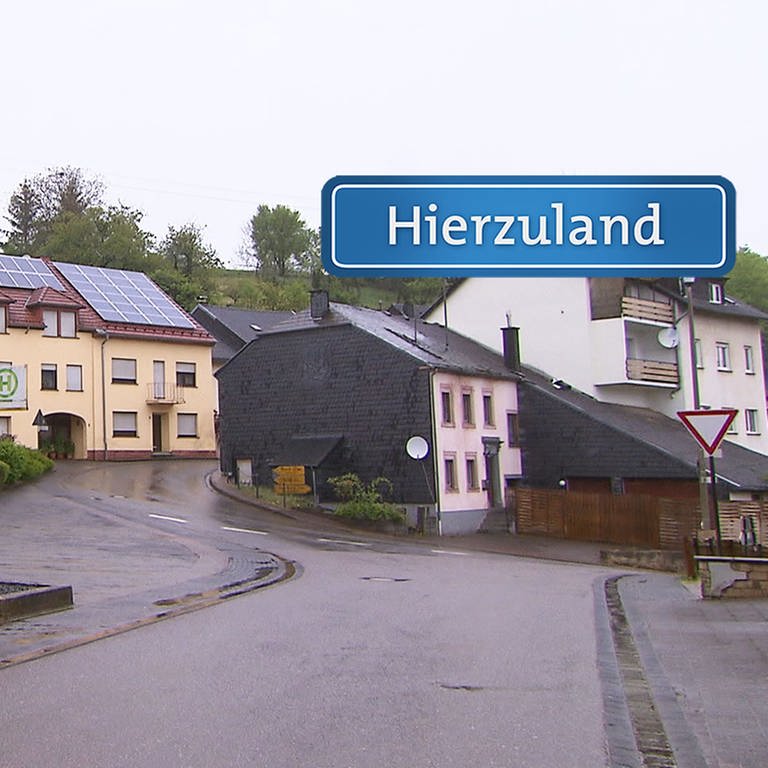 Onsdorf mit Hierzuland-Schild  (Foto: SWR)