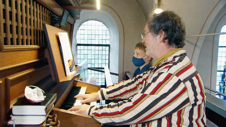 Geisfeld - Aaron mit seinem Lehrer an der Orgel (Foto: SWR)