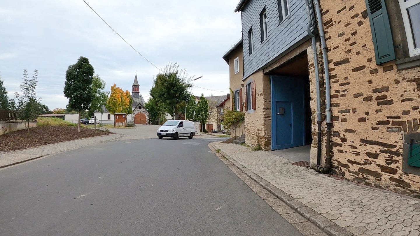 Rund 220 Menschen leben in dem Eifeldorf. Mitten durch den Ort führt die Hauptstraße, entlang der Ortskirche St. Stephanus und entlang ortstypischer alter Höfe aus Naturstein.