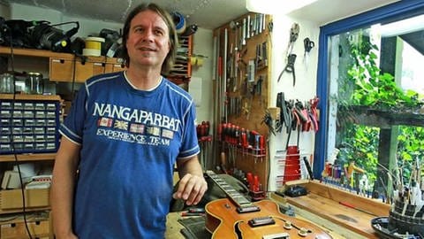 Gitarrenbaumeister in seiner Werkstatt (Foto: SWR, SWR -)