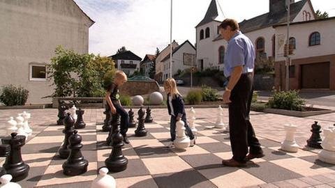 Spielspaß für Groß und Klein: das Schachbrett im XXL-Format (Foto: SWR, SWR -)