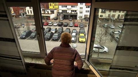 Emmi Haas am Fenster (Foto: SWR, SWR -)
