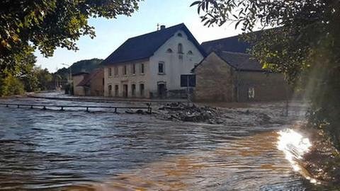 Hochwasser in den Straßen von Finkenbach-Gersweiler. (Foto: SWR, SWR -)