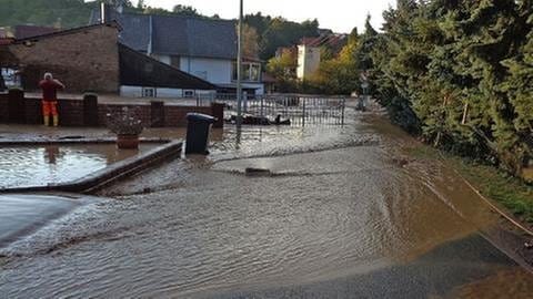Hochwasser in den Straßen von Finkenbach-Gersweiler. (Foto: SWR, SWR -)