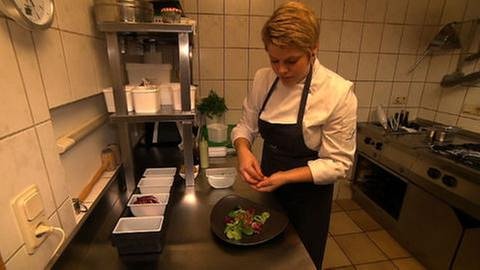 Lisa Hermes zaubert in der Küche (Foto: SWR, SWR -)