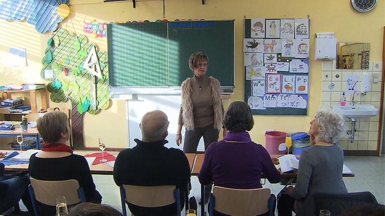Irmhild Welck beim Unterrichten (Foto: SWR, SWR -)