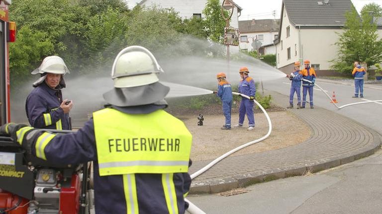 Feuerwehrtruppe in Krümmel. (Foto: SWR, SWR -)