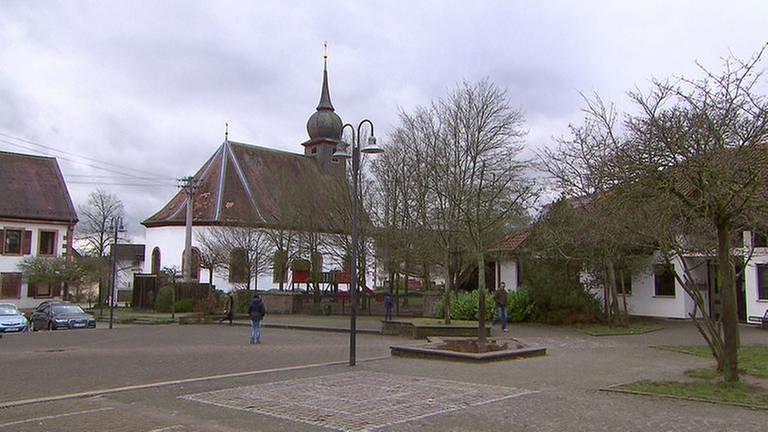 Die evangelische Kirche prägt den Ortskern (Foto: SWR, SWR -)