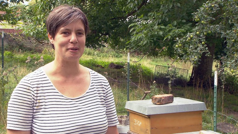 Dünfus - Saskia Wöhl ist eine auf Bienen spezialisierte Biologin (Foto: SWR)