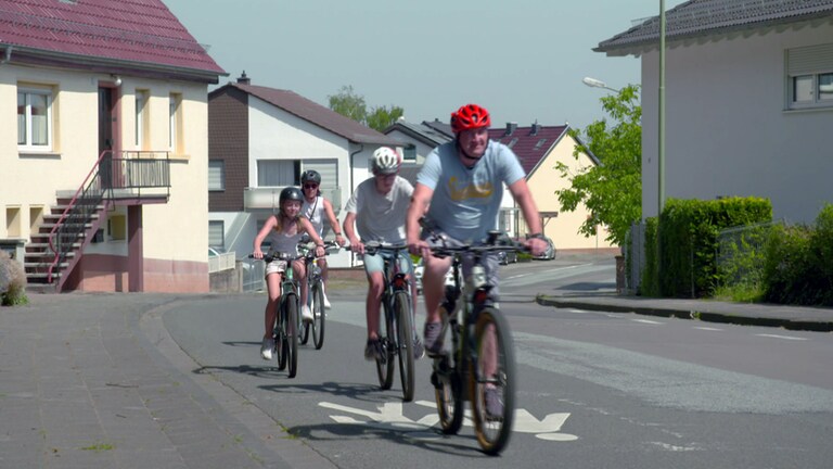 Hierzuland Erzhütten, Fahrradfahrer (Foto: SWR)