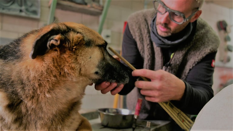 Hierzuland Bennau Steinmetz mit Hund (Foto: SWR)