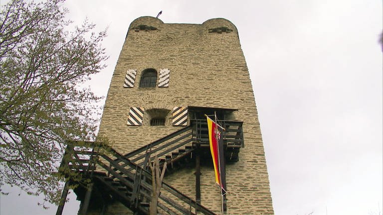 Burgturm mit Treppe und Rheinland-Pfalz-Fahne (Foto: SWR)