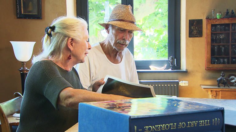 Colgenstein-Heidesheim - Ein Paar beim Bücher lesen