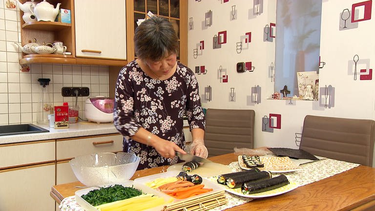 Stahlhofen - Eine Koreanerin bei der Arbeit in der Küche (Foto: SWR)