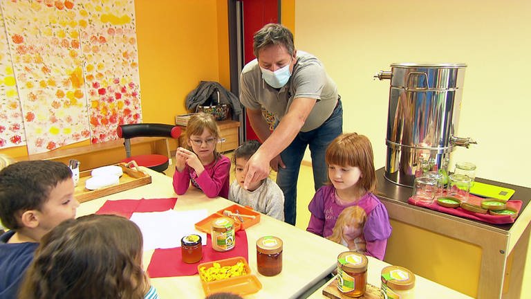 Stahlhofen - Im Kindergarten wird über Honig gesprochen (Foto: SWR)