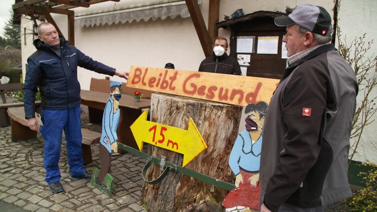 Eilenberg - Die Männer stellen ein Schild auf (Foto: SWR)