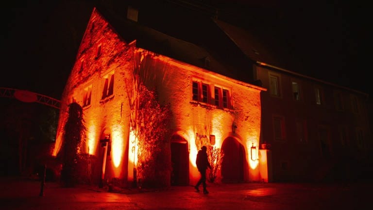 Hierzuland Simmertal beleuchtetes Haus (Foto: SWR)