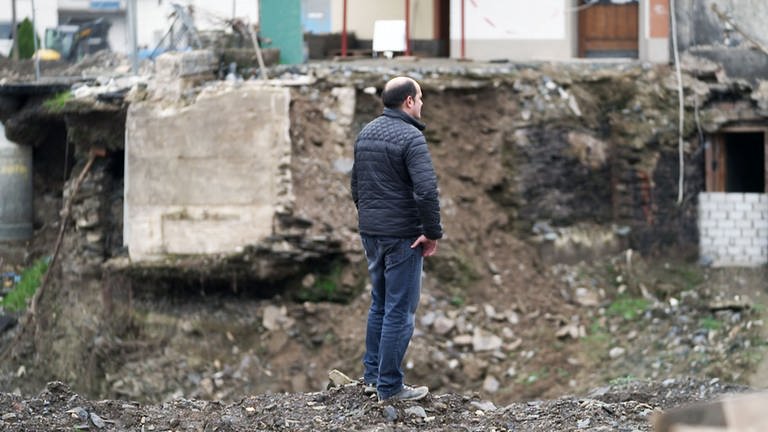 Rech - Ein Mann steht vor einem zerstörtem Haus (Foto: SWR)