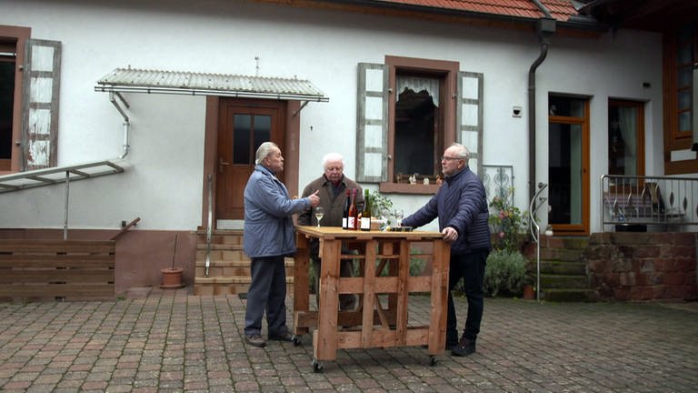 Helmut Forger, Toni und Gerhard Hammer vor der ehemaligen Dorfwirtschaft Lindelbrunn  (Foto: SWR)