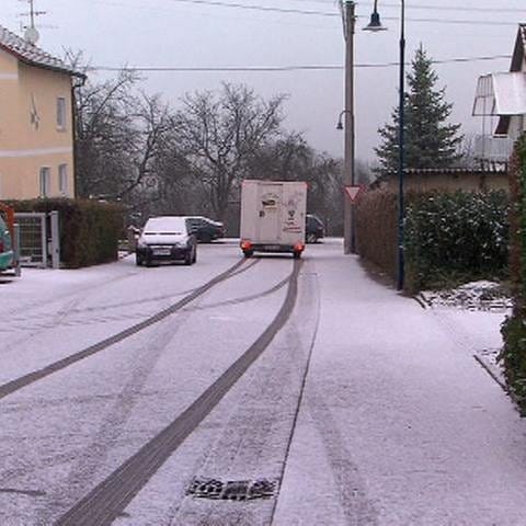 Bäckerei-Fahrzeug fährt durch schneebedeckte Wiesenstraße (Foto: SWR, SWR -)