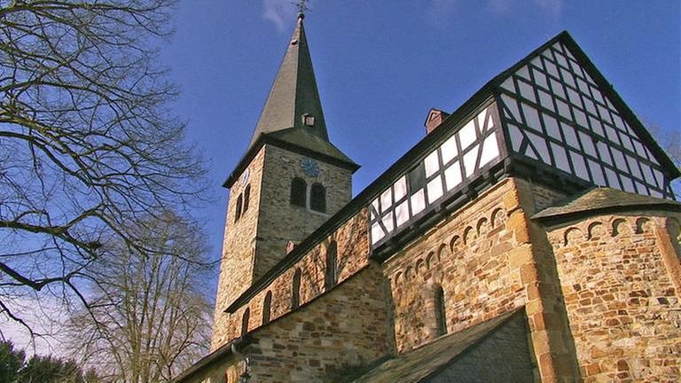 Eine Rarität: Selbst die evangelische Kirche hat einen Anbau in Fachwerk (Foto: SWR, SWR -)