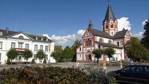 Sinzig - Rathaus und katholische Kirche (Foto: SWR, SWR -)