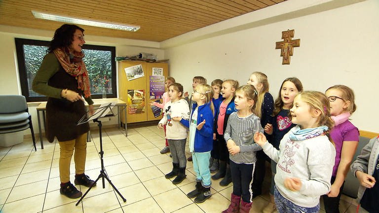 Hausen - Nach der Schule geht es zum Gesangsunterricht (Foto: SWR)