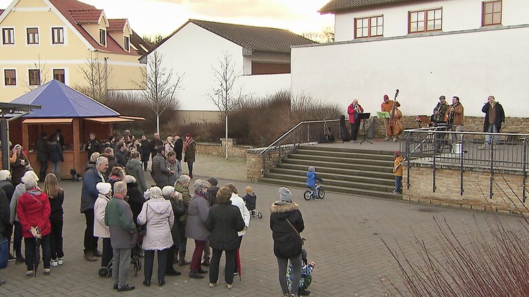 Hierzuland Engelstadt Musiker auf Dorfplatz (Foto: SWR)
