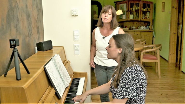 Kröv Singen mit ihrer Mutter (Foto: SWR)